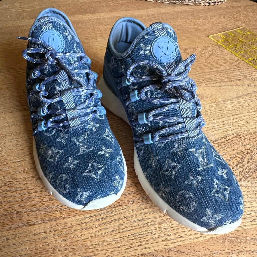 Authentic Louis Vuitton Men’s 6 sneakers.